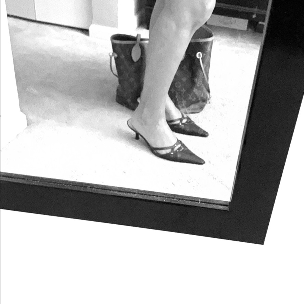 Pointed toe black mules